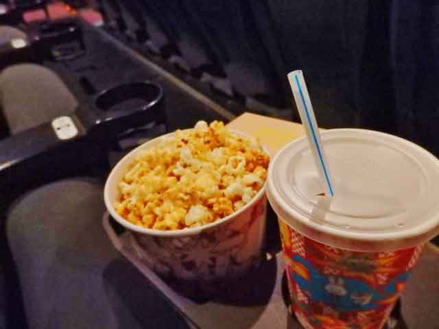 映画館の座席にあるポップコーンとコーラ