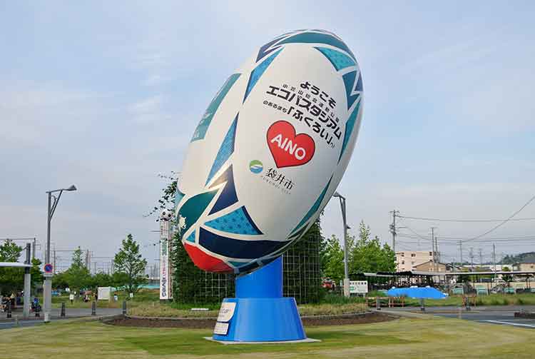 ラグビーワールドカップが開催される静岡県のエコパスタジアムの最寄り駅、愛野駅前のラグビーボールの巨大モニュメント