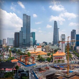 高層ビルを建築中のホーチミンの風景