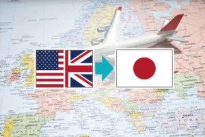 世界地図と飛行機の模型がある旅行イメージにUS/UKと日本の国旗