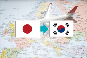 世界地図と飛行機の模型がある旅行イメージに日本と韓国の国旗