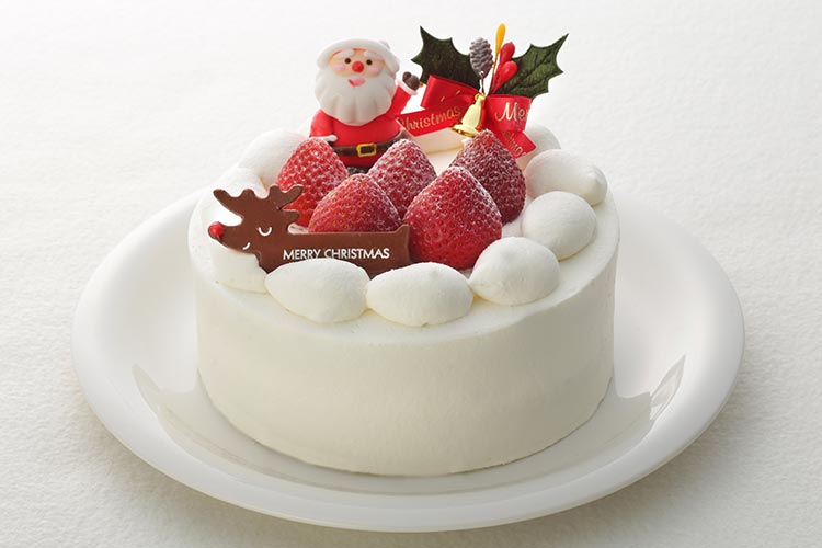 サンタの飾りとイチゴの乗ったクリスマスケーキ